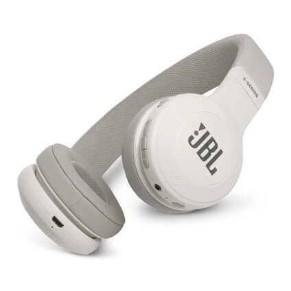 Фото Беспроводные Bluetooth наушники JBL E45BT (Белые) Фото Беспроводные Bluetooth наушники JBL E45BT (Белые)